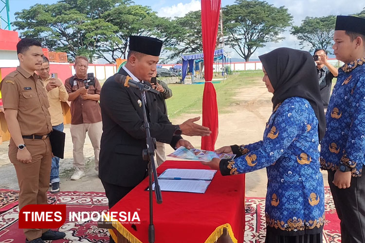 Bupati Solok Ambil Sumpah dan Serahkan SK kepada 2.436 PPPK Paruh Waktu