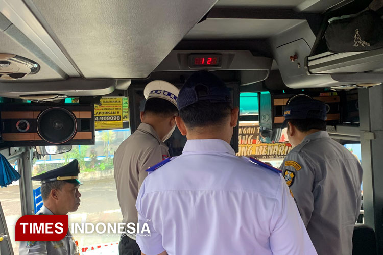 Dishub-Lantas Periksa Kelaikan Kendaraan dan Kesehatan Sopir di Terminal Bondowoso