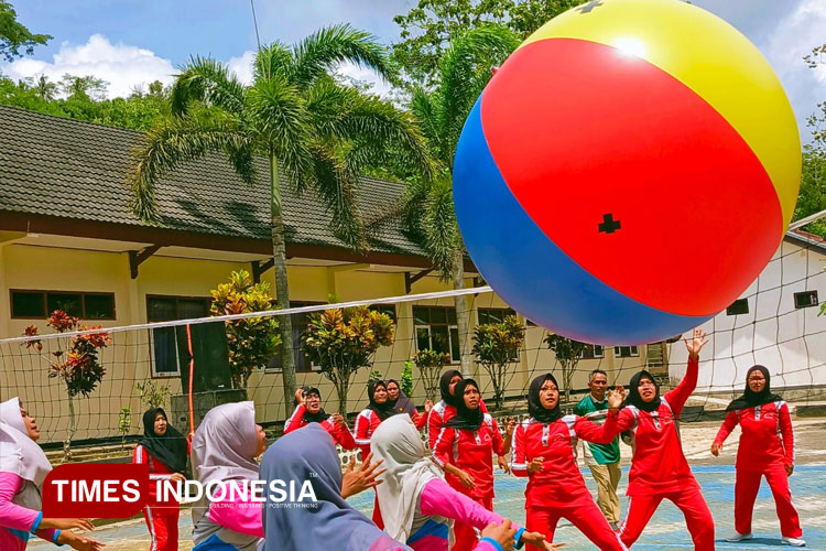 SMPN 1 Sudimoro Pacitan Gelar Fun Game Bola Voli Raksasa untuk Perkuat Sinergi Pendidikan