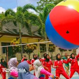 SMPN 1 Sudimoro Pacitan Gelar Fun Game Bola Voli Raksasa untuk Perkuat Sinergi Pendidikan