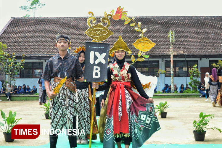 Pesona Jarik di Atas Catwalk: Transformasi Budaya ala SMPN 2 Tulakan Pacitan
