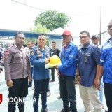 Penyerahan APD kepada Sejumlah TKBM Pelabuhan, Begini Penegasan KSOP Waingapu