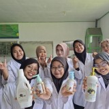 Inovasi Mahasiswa Akafarma Sunan Giri Ponorogo: Lerak dan Jeruk Jadi Sabun Cair Segar