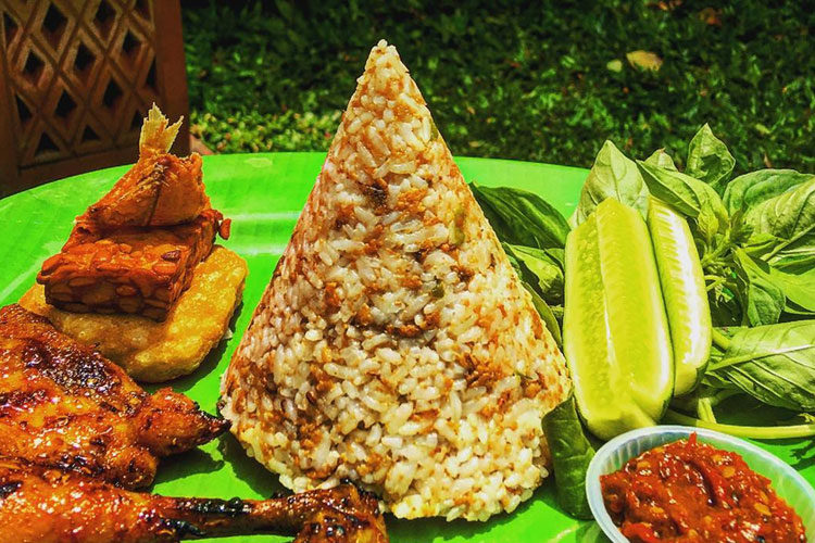 Turun dari KA Jaka Lalana Langsung Makan, Ini 3 Resto Sunda Ikonik Dekat Stasiun Cianjur