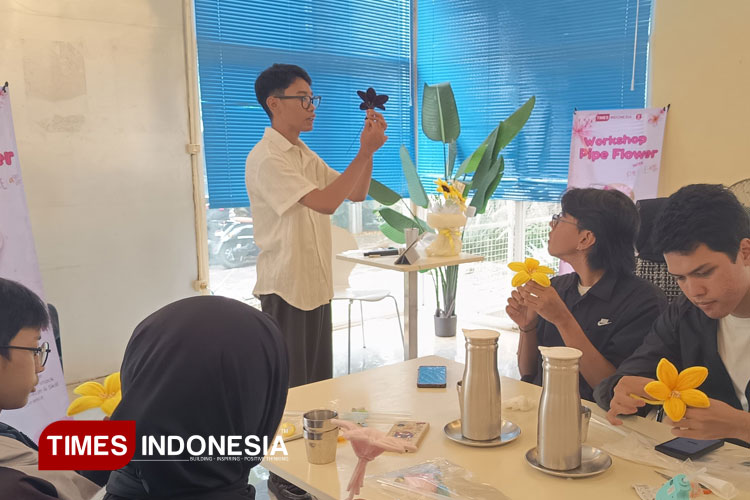 Mahasiswa Departemen Sastra Jerman UM Gelar Workshop Pipe Flowers Kreatif