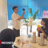 Mahasiswa Departemen Sastra Jerman UM Gelar Workshop Pipe Flowers Kreatif