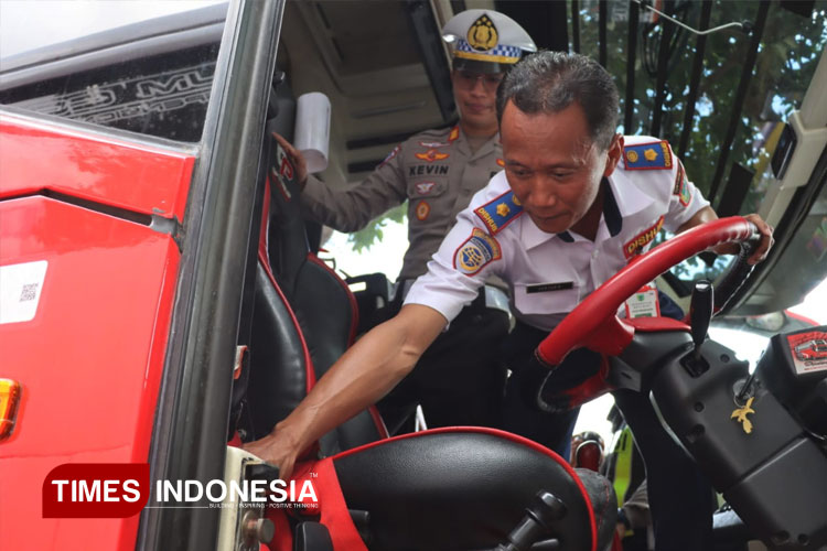 Petugas-saat-melakukan-ramp-check-terhadap-bus-pariwisata-b.jpg