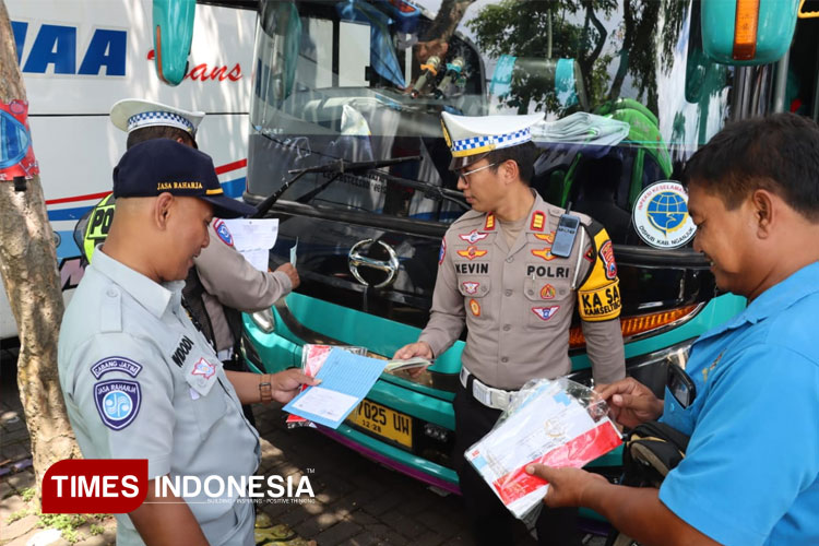 Ramp Check Bus Wisata di Kota Batu, Polisi Temukan Sejumlah Pelanggaran Jelang Libur Nataru  Tag: