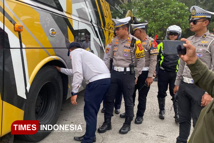 Operasi Lilin Lodaya 2025, Polres Majalengka Gelar Ramp Check Bus di Tol Cipali