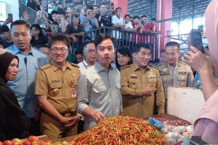 Jelang Natal dan Tahun Baru, Wapres Gibran Turun ke Pasar Bersehati Manado Pastikan Harga Pangan Stabil