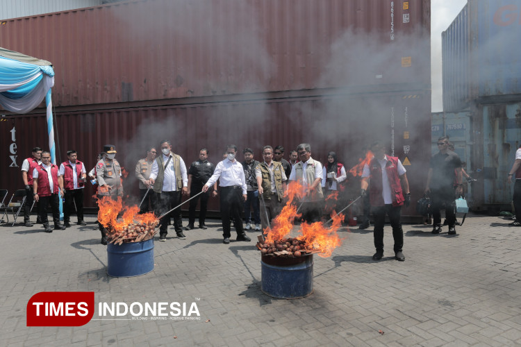 Polda Jatim Gagalkan Penyelundupan 4 Kontainer Bawang Bombay Ilegal
