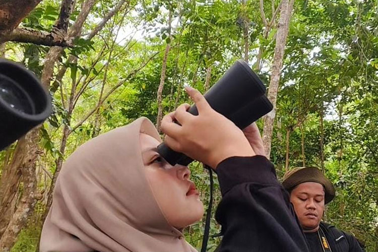 Menyiapkan Guru Peduli Lingkungan, Unkhair Ajarkan Biologi di Habitat Burung Danau Tolire