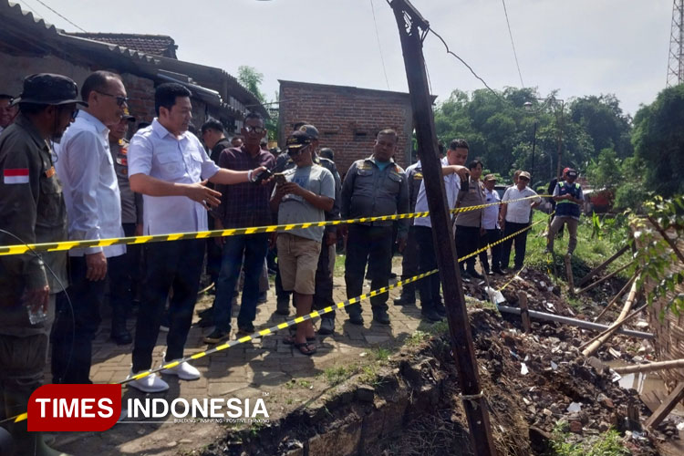 Bantaran Sungai Desa Prambon Sidoarjo Longsor Dekat Pemukiman Warga