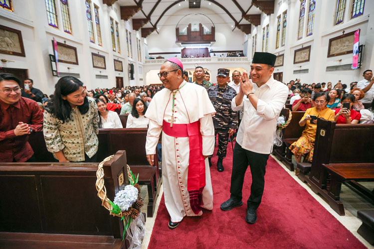 Pantau Misa Natal 2025, Wali Kota Eri Cahyadi Titip Doa Keselamatan untuk Surabaya dan Korban Bencana Sumatera