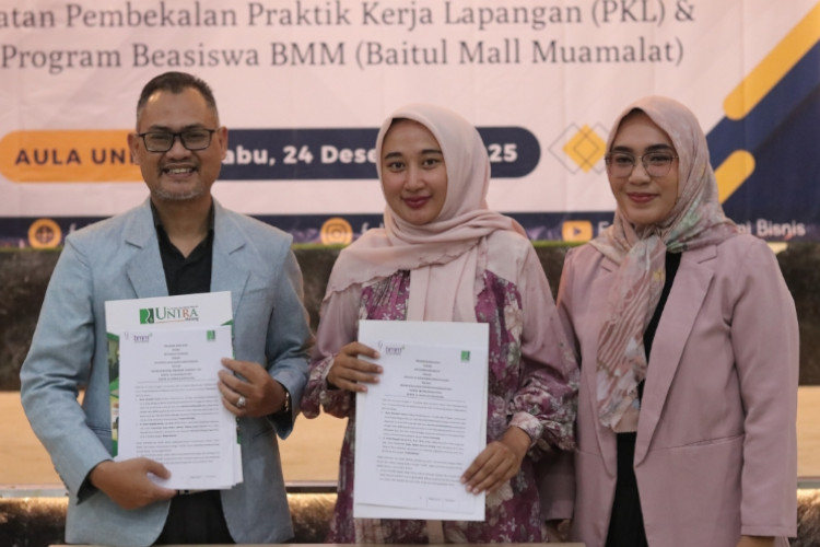 Kuliah Pengembangan Karir Siap Kerja, Bank Muamalat Serahkan Beasiswa di Unira Malang