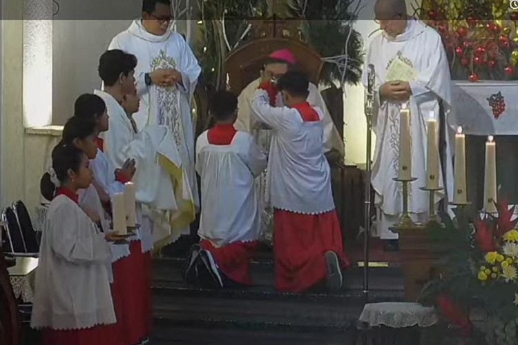 Natal 2025 di Katedral Ijen Malang, Umat Doakan Korban Bencana Aceh dan Sumatra