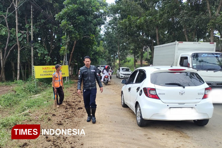 Pengendara Keluhkan Lumpur Akibat Proyek Bikin Jalan Bondowoso-Jember Licin dan Berdebu