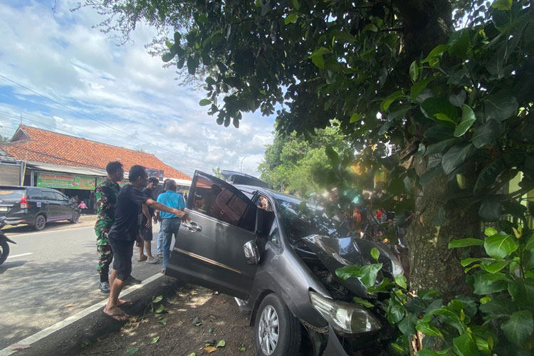 Diduga Sopir Mengantuk, Mobil Innova Tabrak Motor dan Pohon di Cianjur