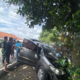 Diduga Sopir Mengantuk, Mobil Innova Tabrak Motor dan Pohon di Cianjur