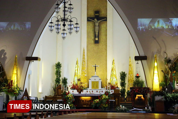 Melihat Persiapan Gereja Katedral Ijen Malang Sambut Misa Natal 2025, Tiap Sesi Capai 2.000 Jemaat