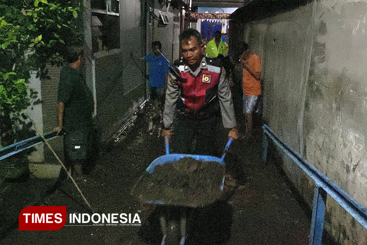 Banjir Dringu Probolinggo, Polisi Berkubang Lumpur Bantu Warga Terdampak