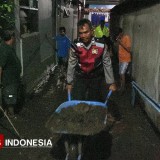 Banjir Dringu Probolinggo, Polisi Berkubang Lumpur Bantu Warga Terdampak