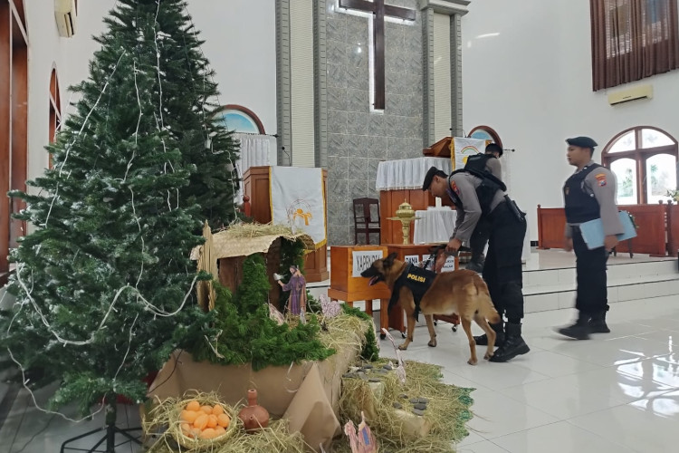 Antisipasi Teror Saat Natal, Polresta Banyuwangi Sterilisasi Sejumlah Gereja Dengan K-9