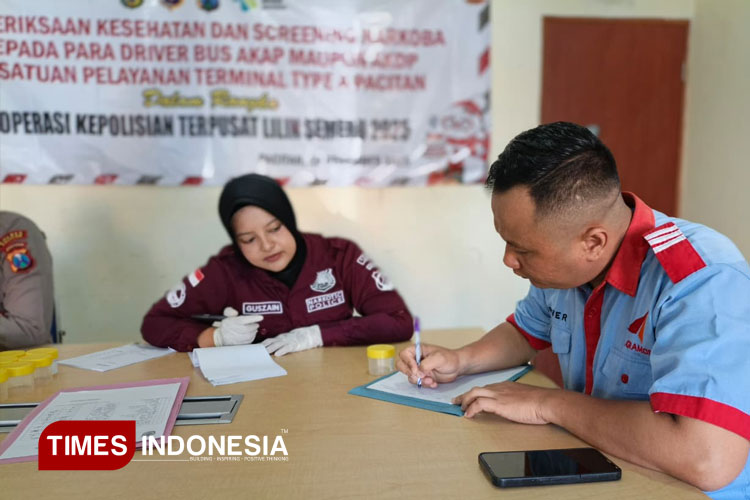 Puluhan-sopir-bus-dan-kernet-di-Terminal-Tipe-A-Pacitan-menjalani-tes-urine-narkoba-b.jpg
