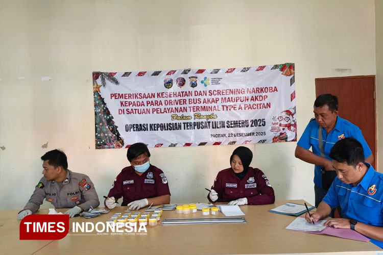 Puluhan-sopir-bus-dan-kernet-di-Terminal-Tipe-A-Pacitan-menjalani-tes-urine-narkoba-c.jpg
