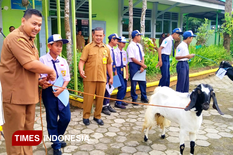 Kambing Bergulir, Cara SMPN 1 Donorojo Pacitan Menjaga Anak Tetap Sekolah