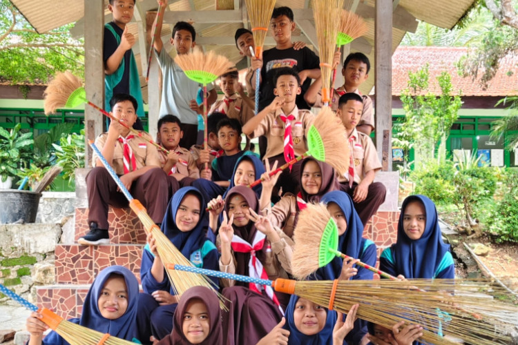 Kreatif dan Edukatif, Siswa SMPN 3 Sudimoro Pacitan Olah Lidi dan Sabut Kelapa Bernilai Ekonomi