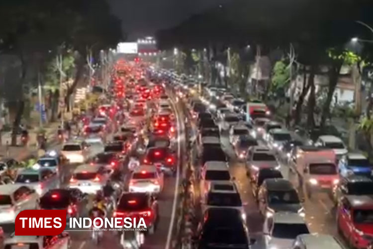 Surabaya-Macet.jpg