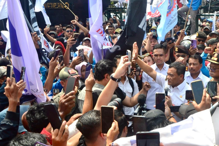 Gubernur Ahmad Luthfi Jelaskan Skema Penetapan UMP Jateng 2026 Langsung kepada Buruh