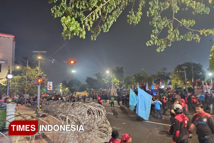 Surabaya Lumpuh, Ribuan Buruh Kepung Kantor Gubernur Hingga Larut Malam