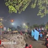 Surabaya Lumpuh, Ribuan Buruh Kepung Kantor Gubernur Hingga Larut Malam
