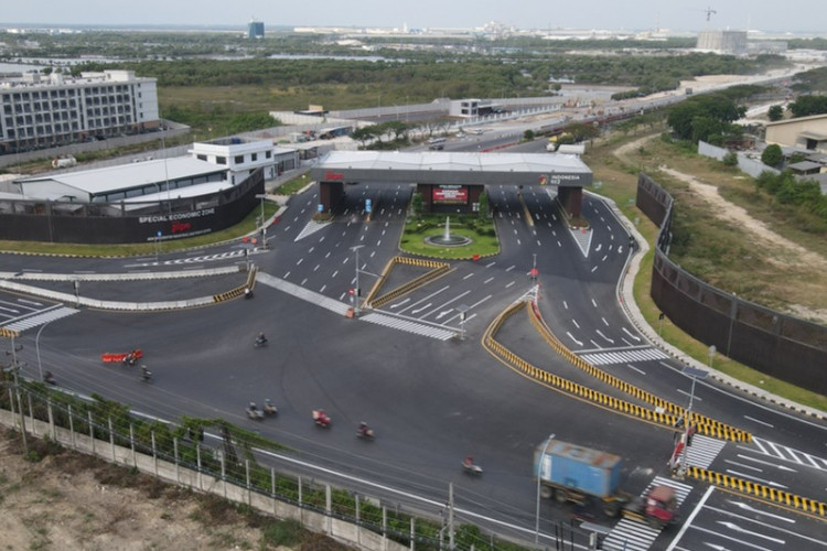 Selesai Dibangun, Lampu Lalu Lintas di Jalan Daendels Depan KEK Gresik Siap Diuji Coba