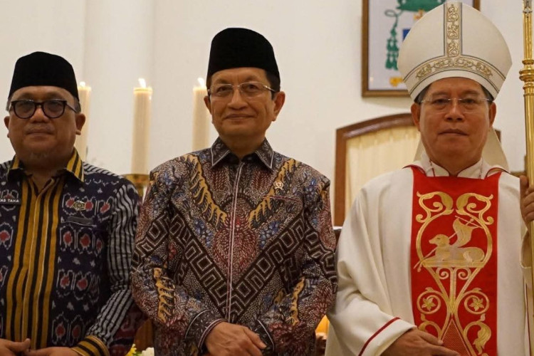 Menag Hadir di Katedral Manado, Teguhkan Pesan Natal tentang Solidaritas dan Kepedulian