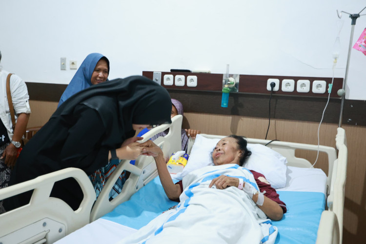 Dijenguk Bupati Banyuwangi, Mbok Temu Lantunkan Tembang Legendaris “Layar Kumendung”