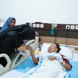 Dijenguk Bupati Banyuwangi, Mbok Temu Lantunkan Tembang Legendaris “Layar Kumendung”