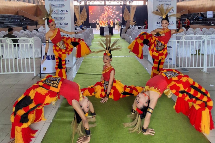 Tari Ganongan Bawa SMPN 2 Donorojo Raih Puncak Lomba Hakordia 2025