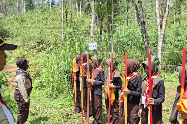 Siswa SMPN 2 Sudimoro Pacitan Asah Ketangkasan Lewat Jelajah Alam