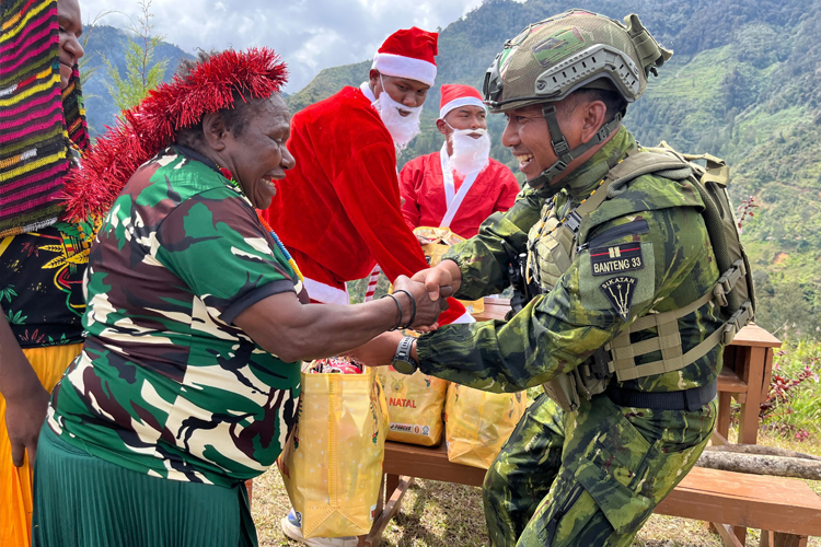 Potret Satgas Yonif 500 Sikatan Rayakan Natal Bersama Masyarakat Intan Jaya