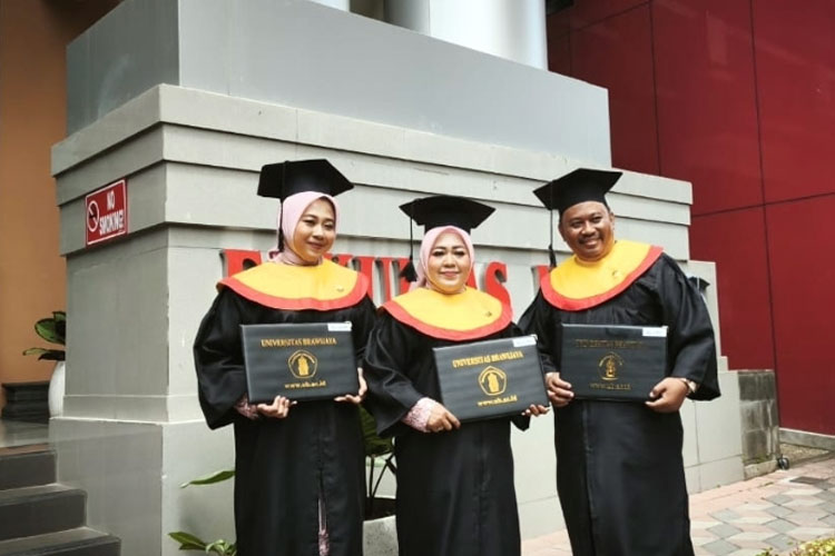 Moment Langka, Satu Keluarga Lulus Bersama dari Fakultas Hukum UB