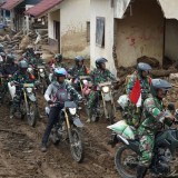 Pemerintah Kerahkan Tim Trail Antar Kebutuhan Dasar Korban Banjir di Wilayah Terisolasi