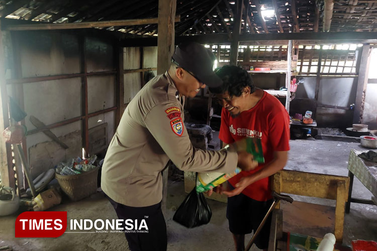 Wujud Kepedulian Polri, Bhabinkamtibmas Tulakan Pacitan Kunjungi Warga Disabilitas