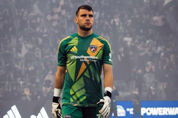 Maarten Paes Bantah ke Persib Bandung, Tegaskan Masih Terikat Kontrak dengan FC Dallas