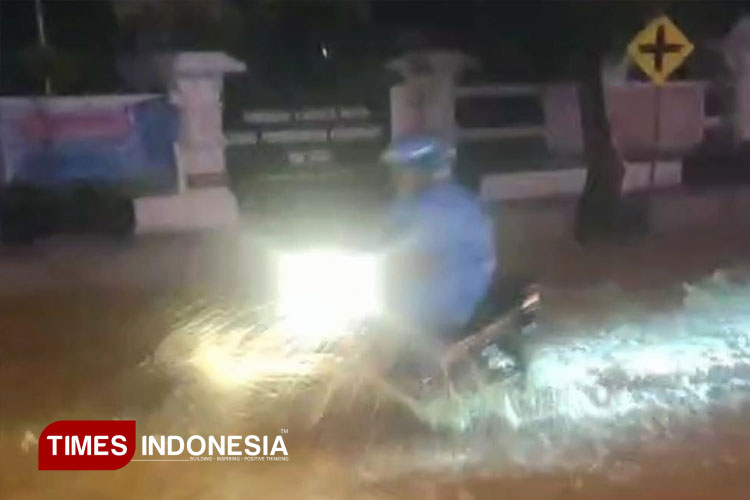 Hujan Berjam-jam, Sejumlah Jalan Kota Pacitan Tergenang Banjir