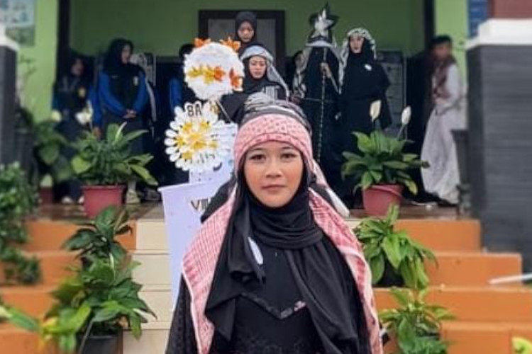 Fashion Show Arabian Style Warnai Class Meeting SMPN 1 Nawangan Pacitan