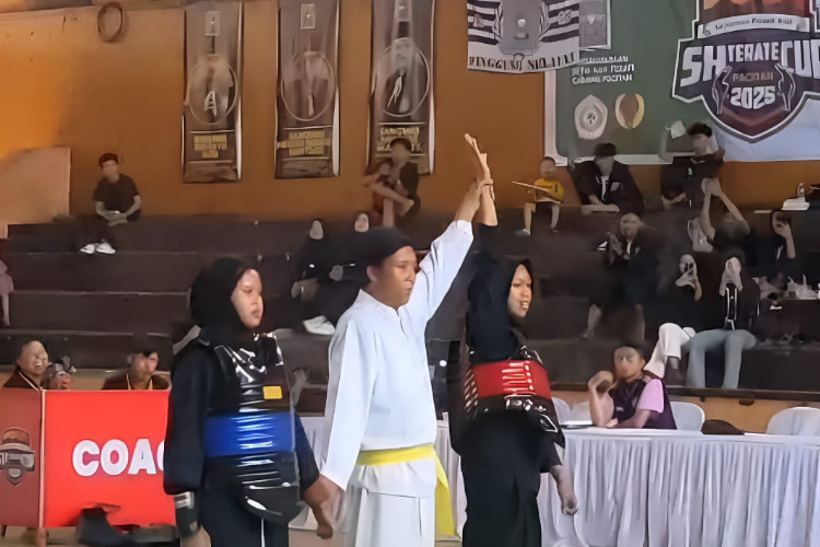 Ketua OSIS SMPN 2 Nawangan Sukses Sabet Emas di SH Terate Cup Pacitan 2025