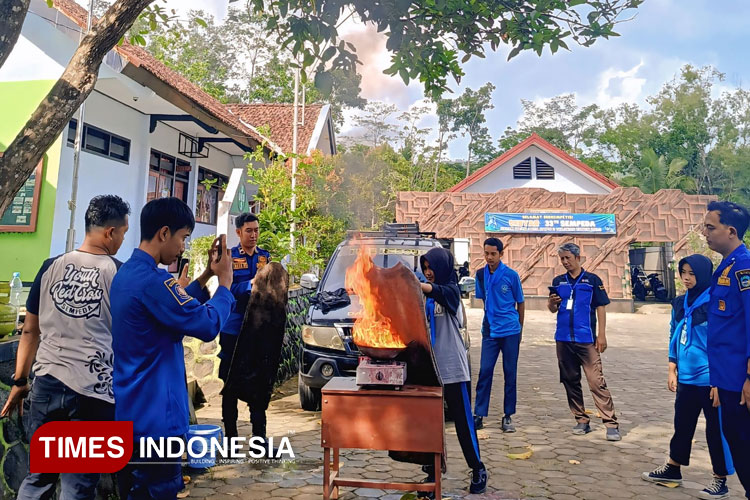 PMR SMPN 2 Tulakan Naik Level Berkat Kolaborasi dengan Damkar Pacitan